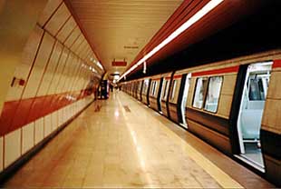 Dobner Metalldecken in U-Bahnh&ouml;fen von Istanbul, T&uuml;rkei